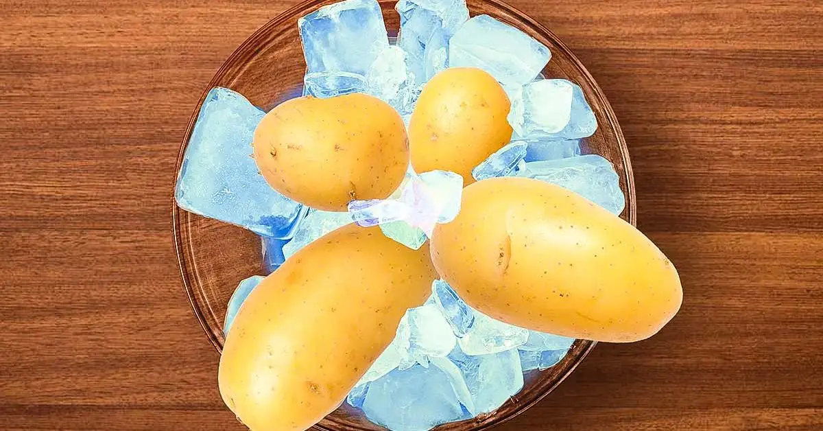 Porque é que é preciso colocar as batatas em água fria antes de as cozinhar?