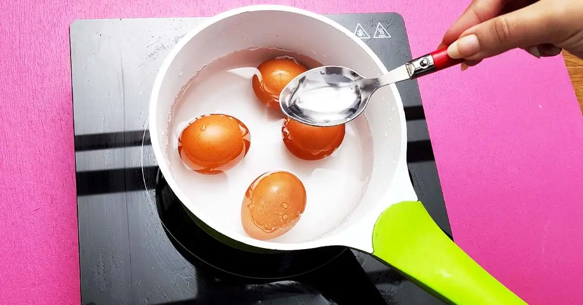 Por que você tem que colocar vinagre na água de cozimento do ovo?