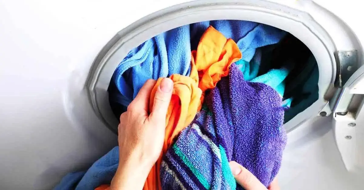 Por que você não deveria deixar suas roupas na máquina de lavar durante a noite?