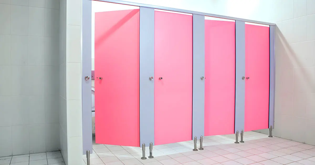 Por que as portas dos banheiros públicos não vão até o chão?