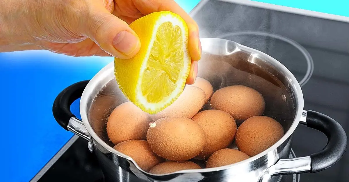 Por que é preciso colocar algumas gotas de suco de limão na água em que ferve o ovo?