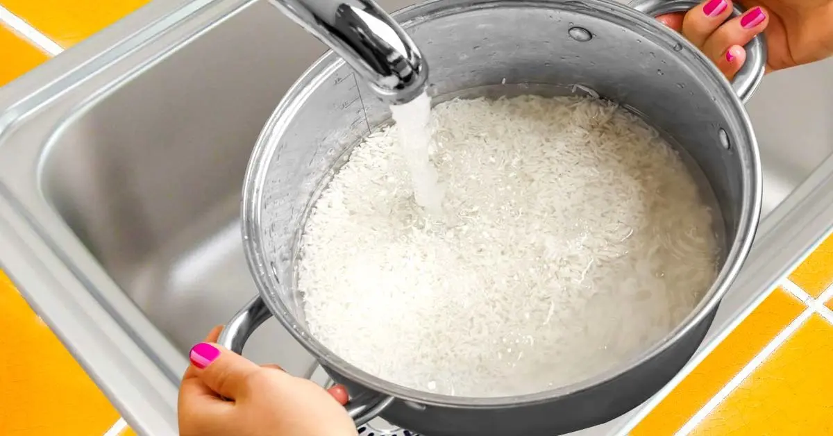Você deve enxaguar o arroz antes de cozinhar?