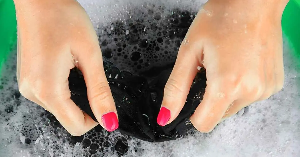 Como lavar roupas pretas sem descolorir? 4 dicas para manter a cor