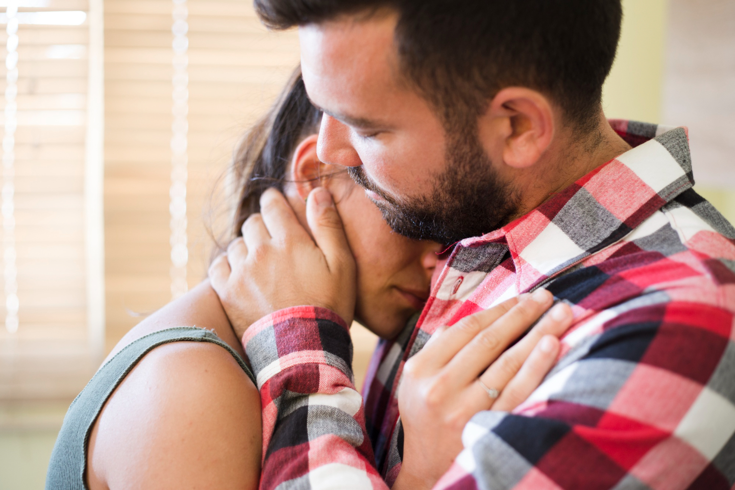 5 sinais surpreendentes de que você é superprotetor com seu parceiro