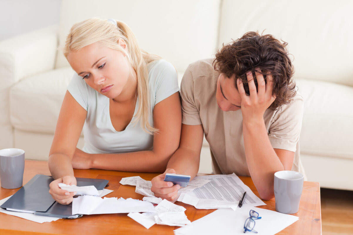 10 sinais de abuso financeiro no casamento