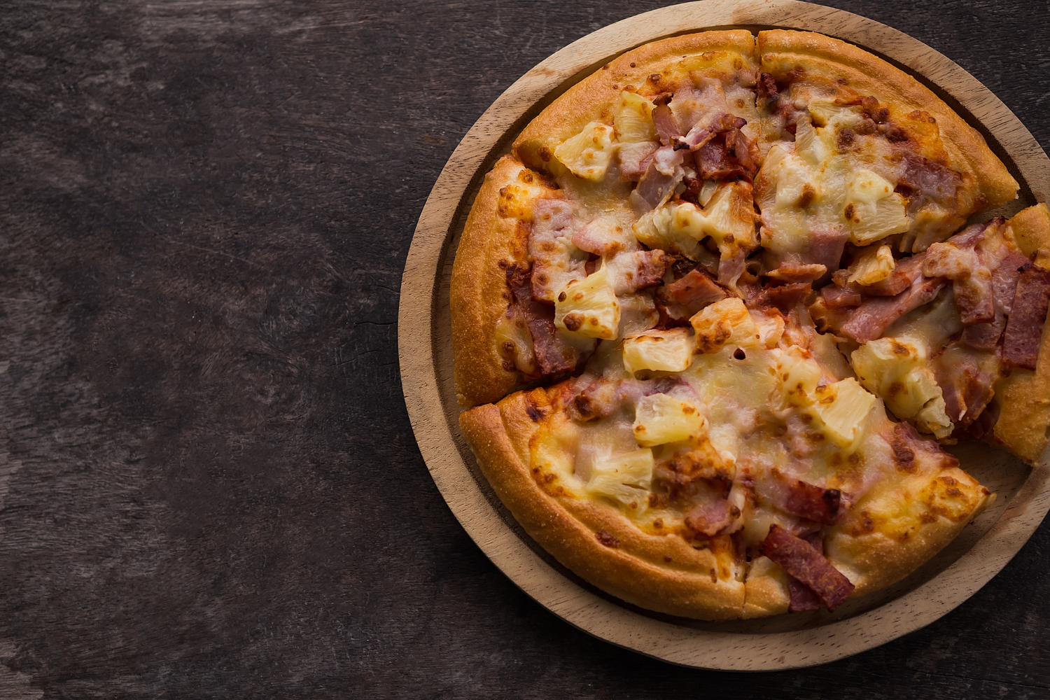 Saborosa pizza de bacon grelhado que já é sucesso