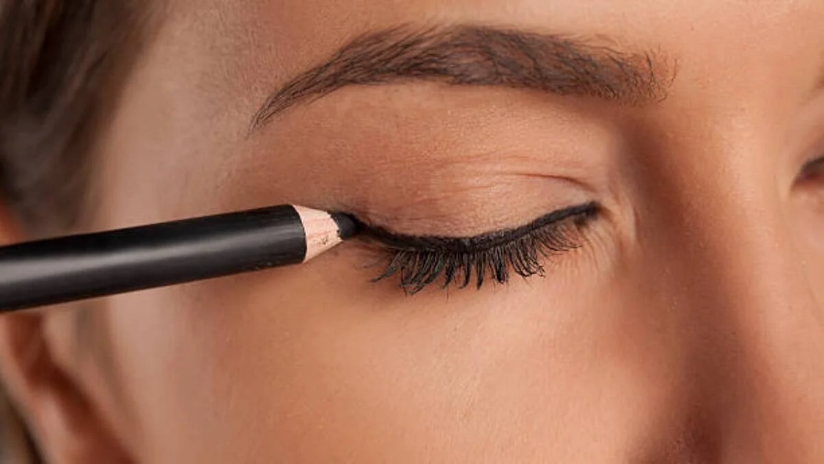 Maquiagem para olhos sensíveis: dicas e produtos para um olhar impecável sem irritações