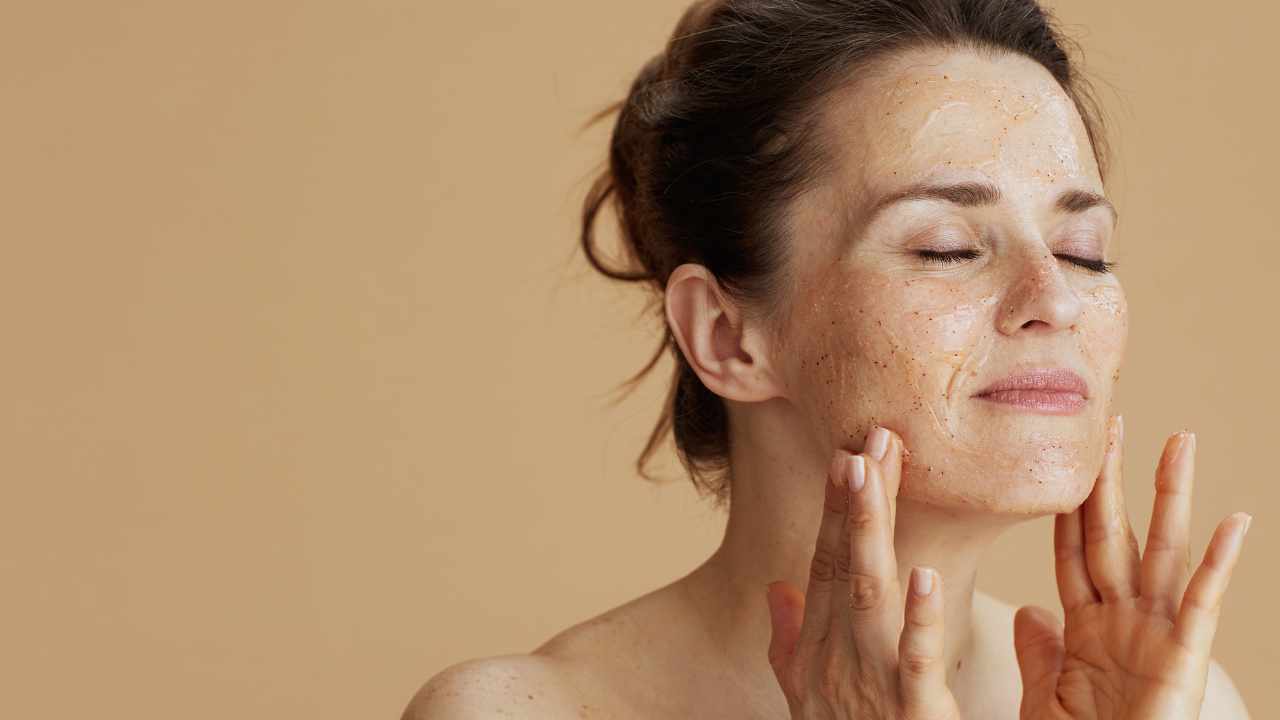 Desvende os segredos da esfoliação facial neste guia completo para uma pele radiante