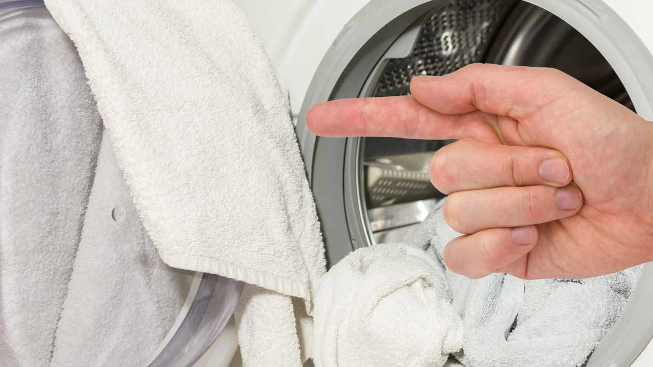 Resolva estes 4 problemas da máquina de lavar: tudo que você precisa é de uma toalha