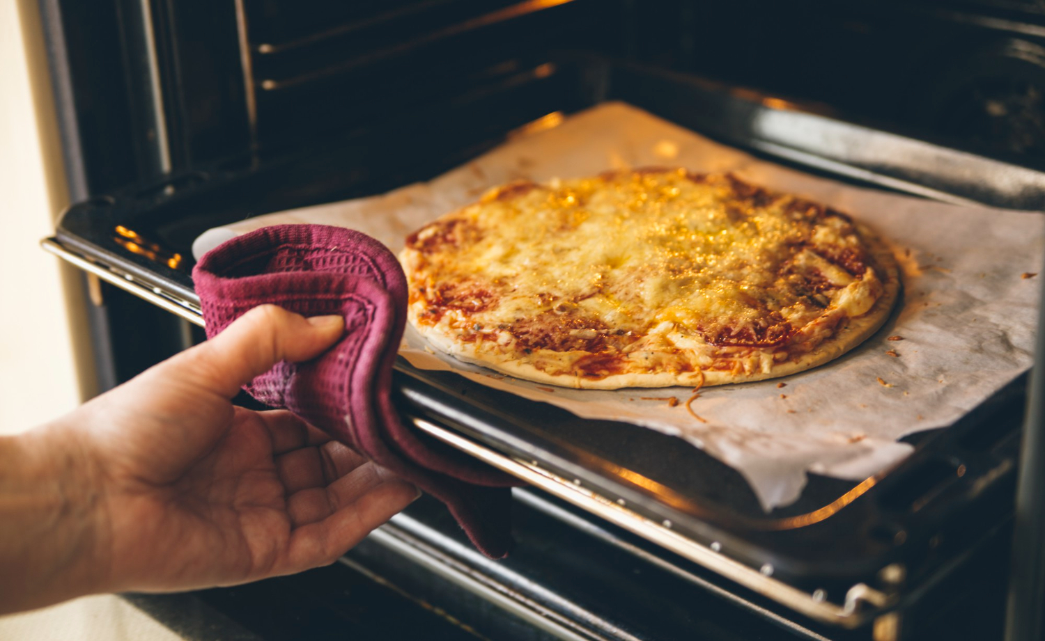 Faça essa pizza de micro-ondas deliciosa em minutos