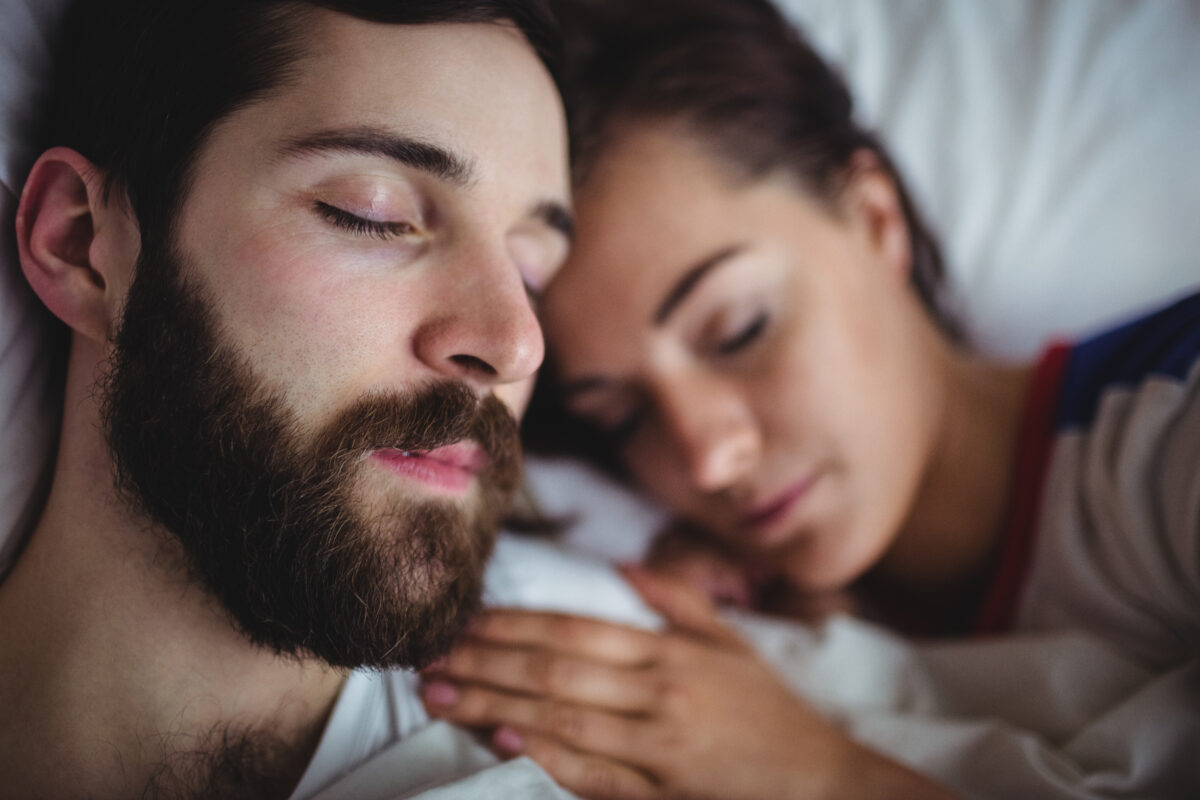 Durma melhor e salve seu relacionamento: experimente o 