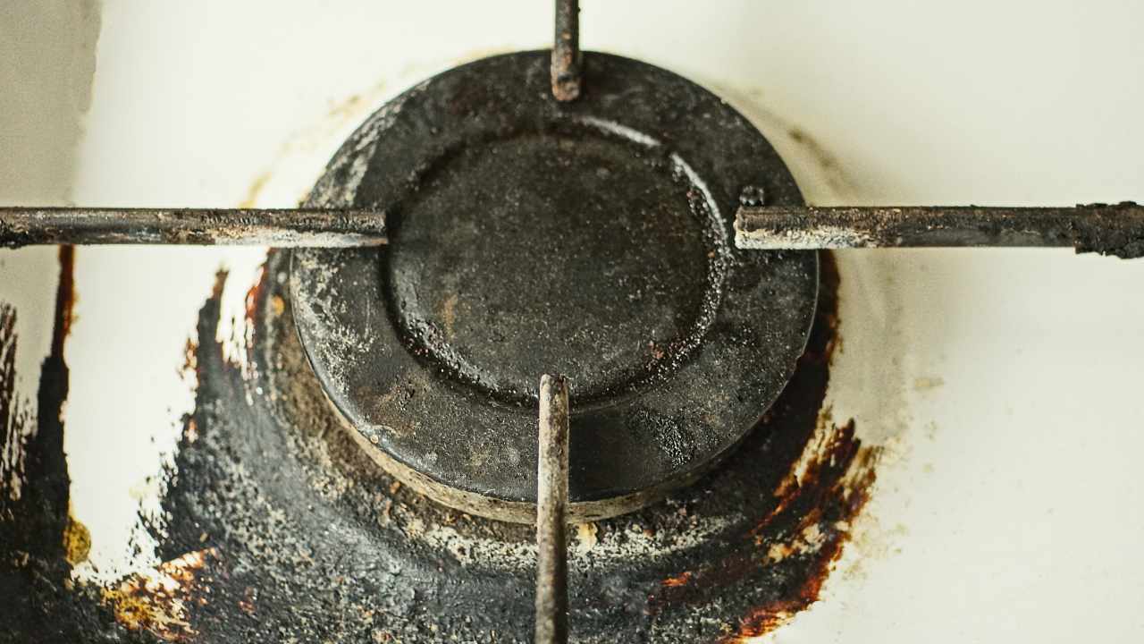 Placas de fogão completamente queimadas: com esses truques elas ficarão como novas