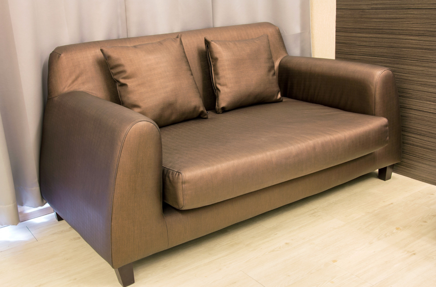 Saiba como um sofá marrom pode revolucionar a decoração da sua sala