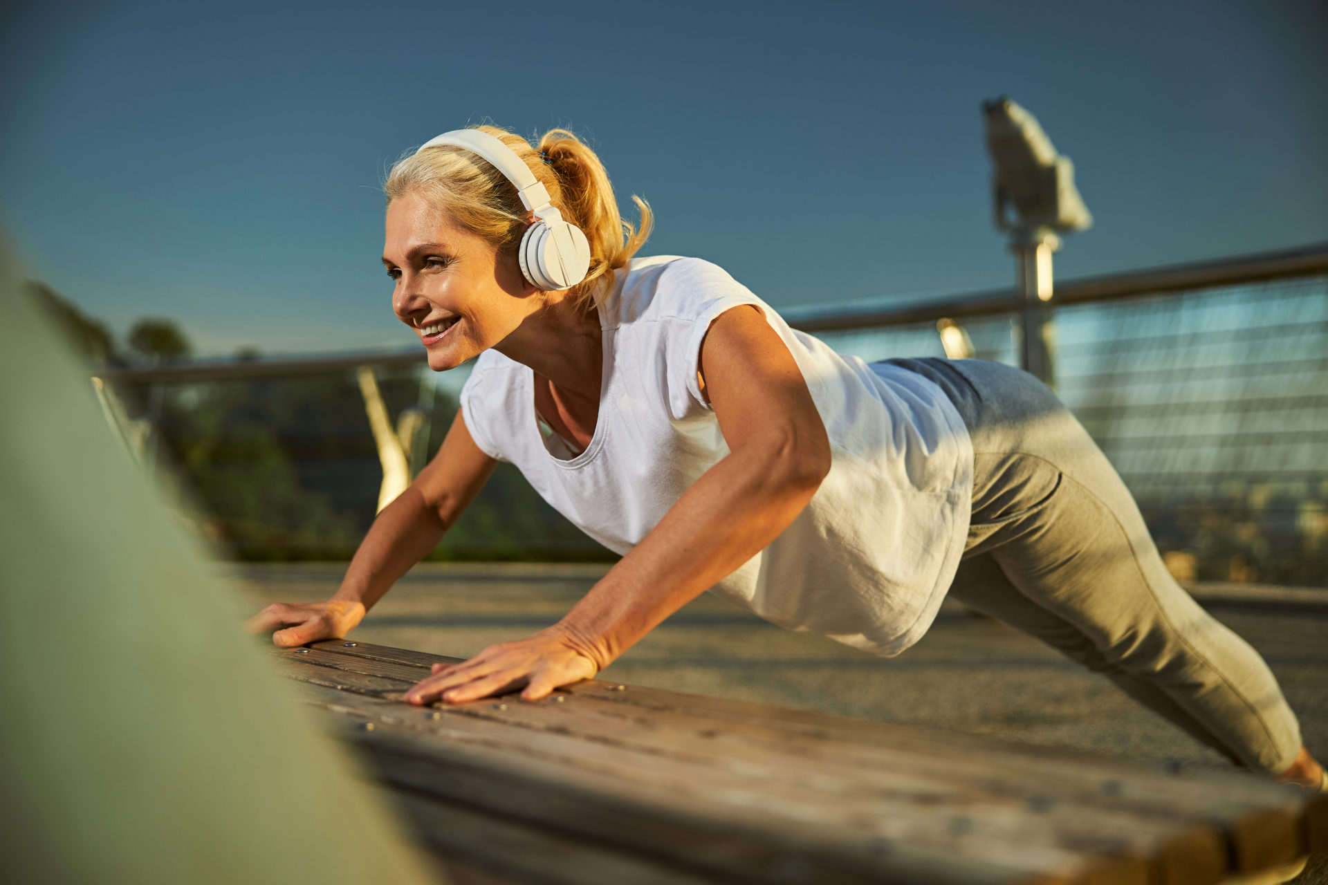 Cinco atividades físicas essenciais para mulheres acima dos 40 anos