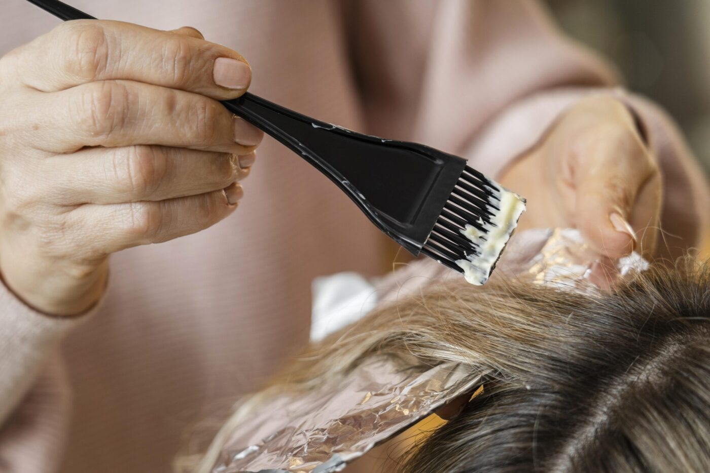 Dicas rápidas e fáceis para remover manchas de tinta de cabelo da pele