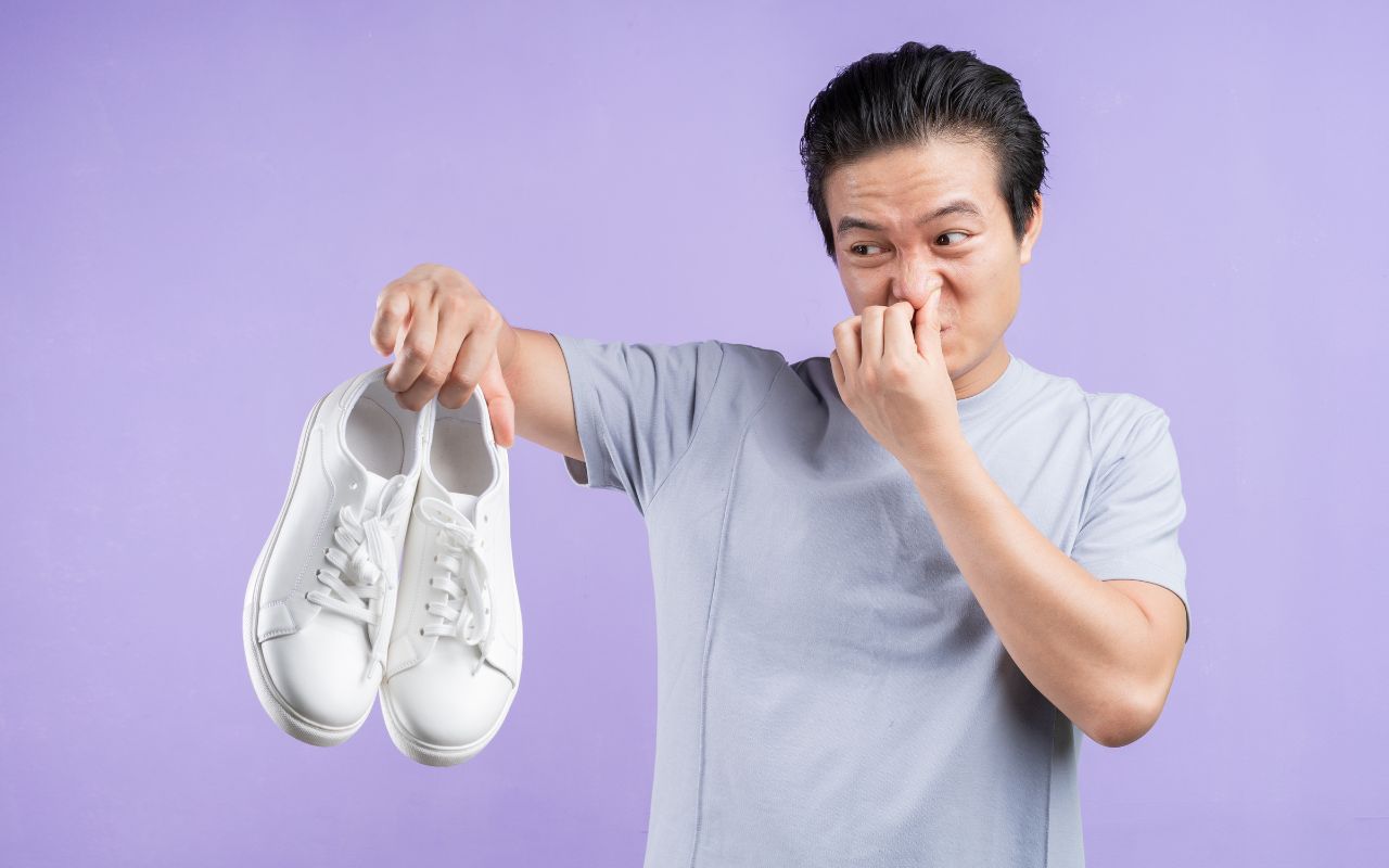 Dicas infalíveis para eliminar o mau cheiro dos sapatos
