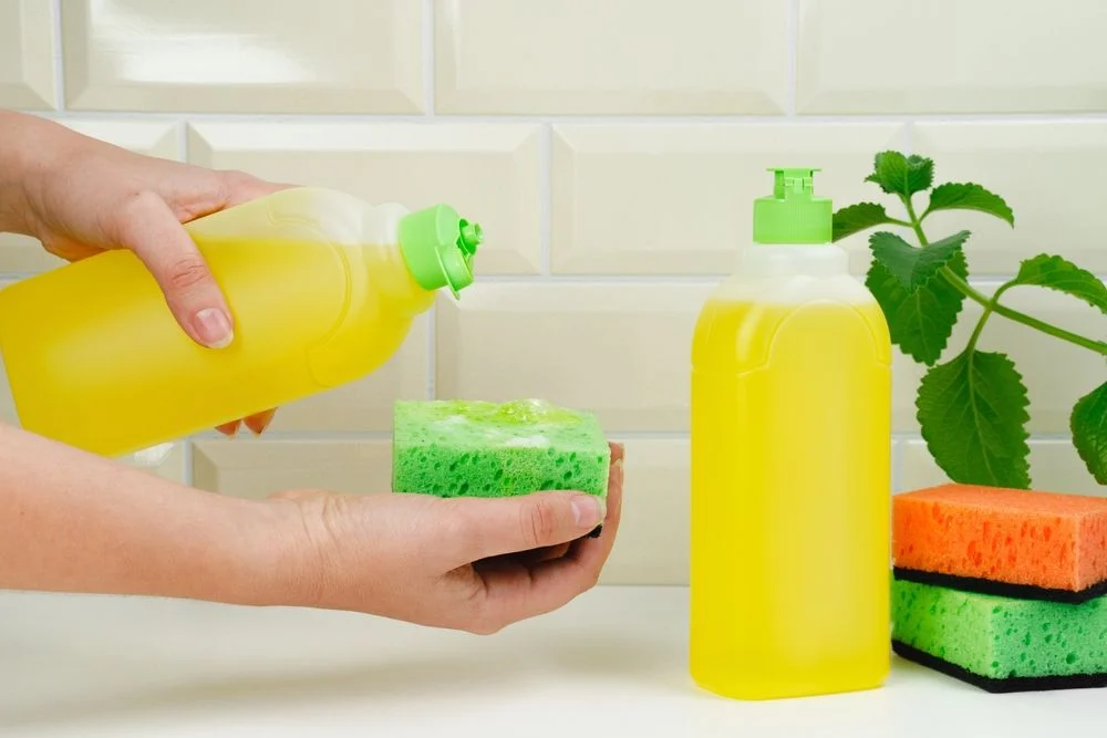 Como Fazer um detergente para louças com ingredientes naturais