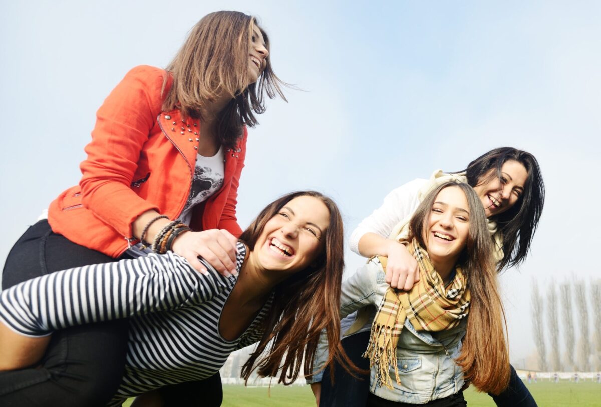 7 dicas para fortalecer as amizades do seu filho adolescente