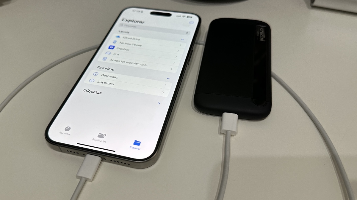 O que acontece ao ligar iPhone 15 a um android via USB-C?