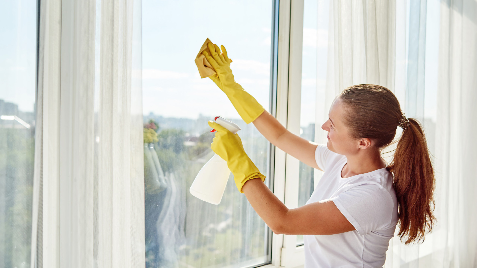 2 truques caseiros para limpar janelas e espelhos sem manchas