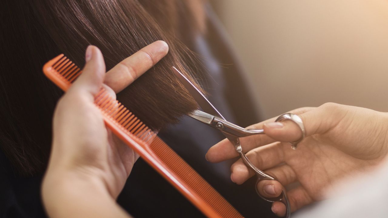 Saiba a frequência ideal para cortar o cabelo depende do seu tipo e comprimento