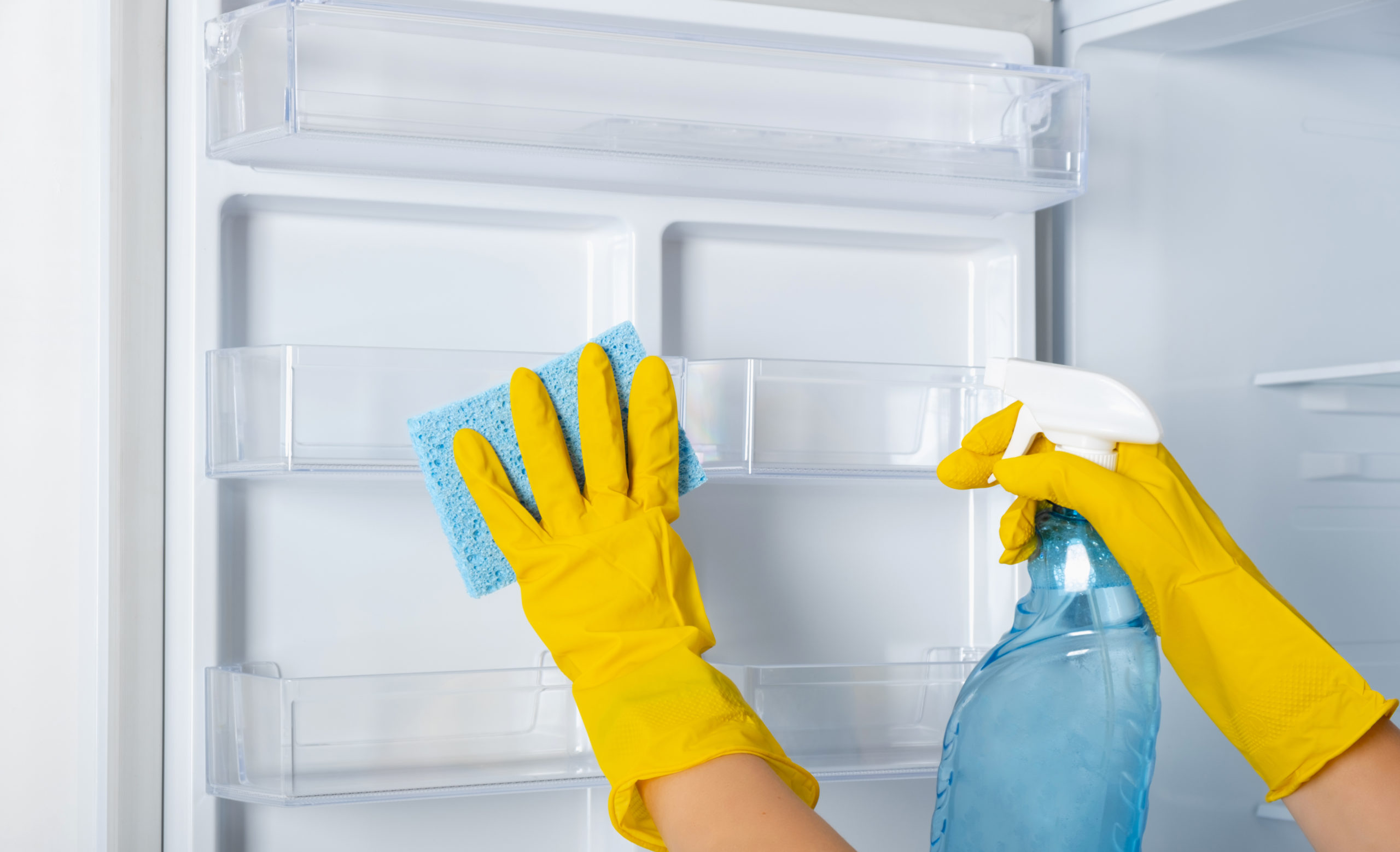 Como remover manchas amarelas e odores da geladeira com produtos naturais