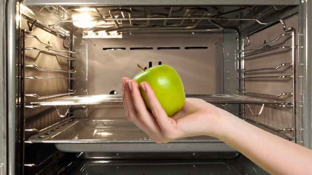 Acabe com odores persistentes no forno usando apenas uma maçã