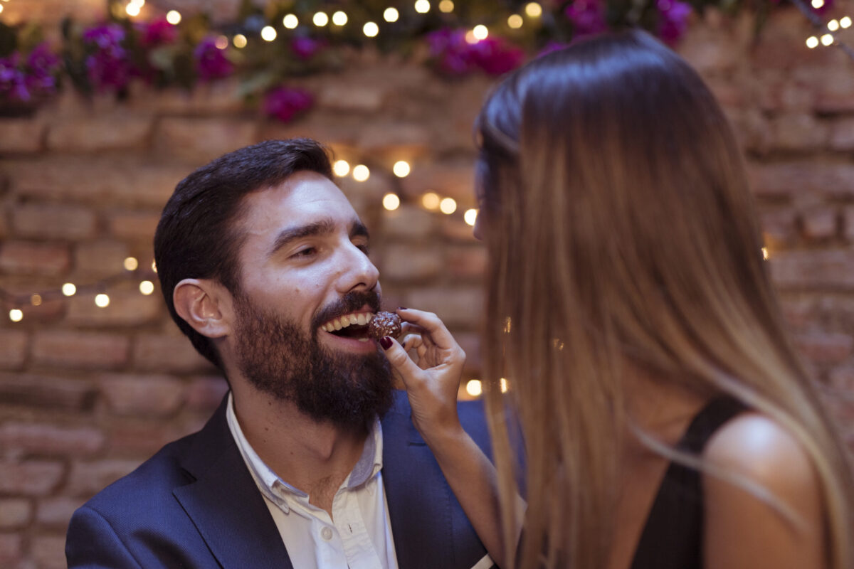 8 ideias para encontros noturnos divertidos para casais de noivos