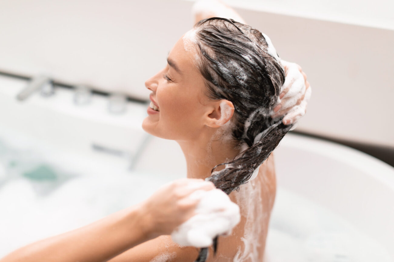 Veja como lavar o cabelo natural corretamente e prevenir quebras
