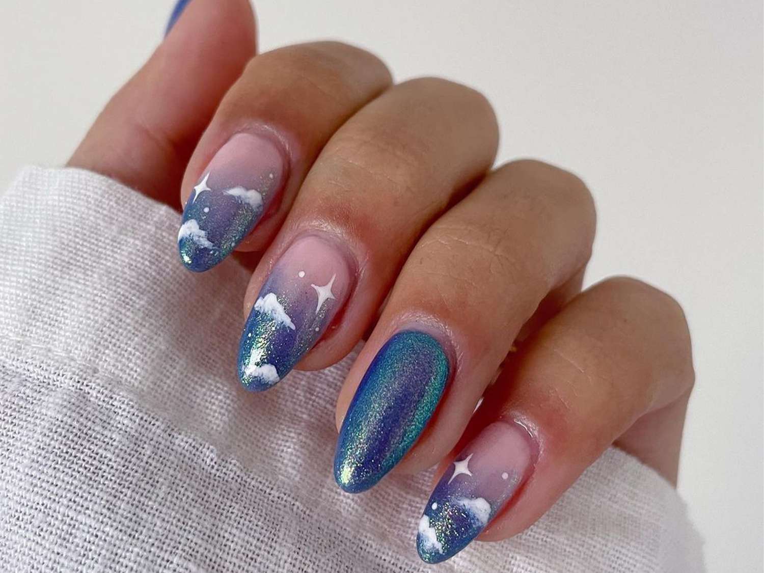 10 designs de unhas de nuvem para inspirar sua próxima manicure