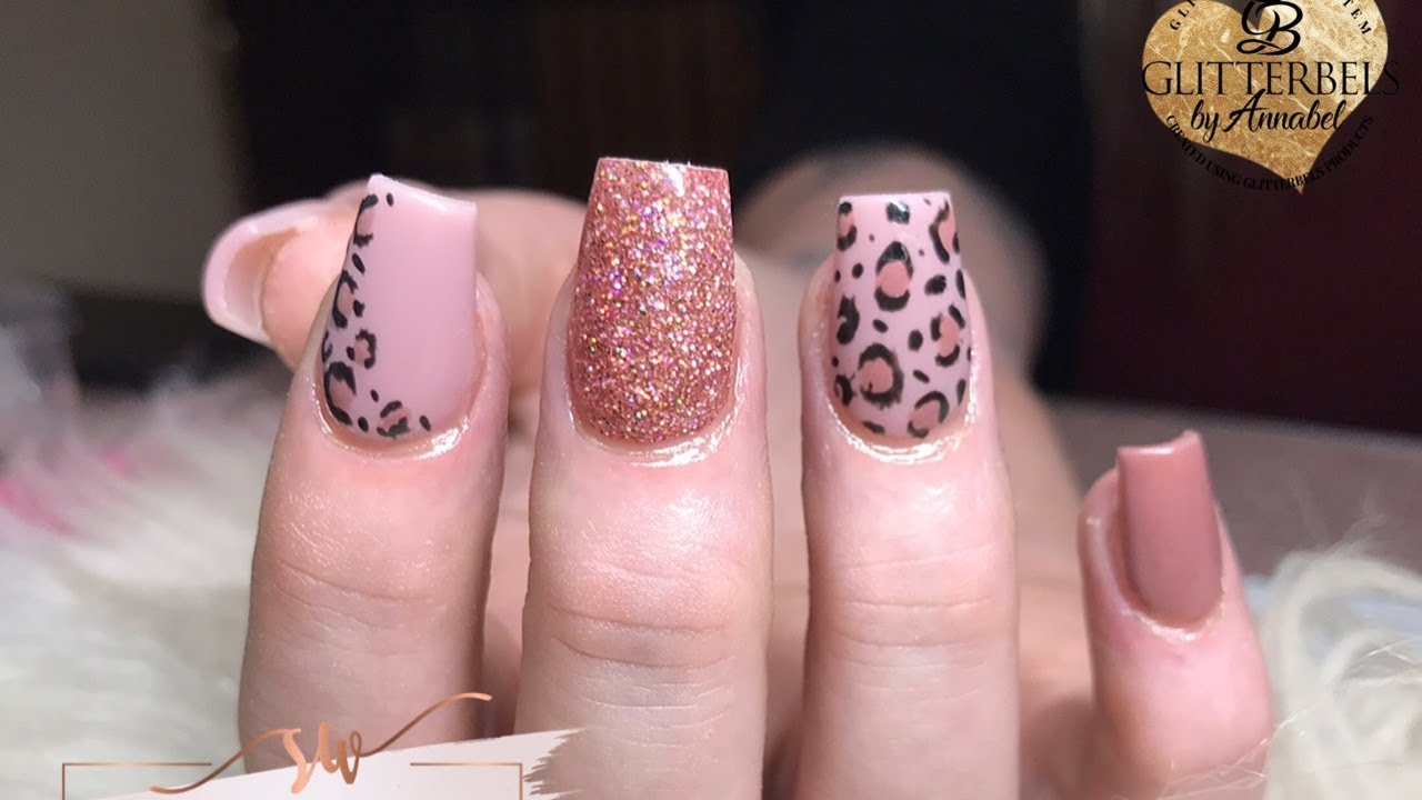 15 designs de unhas com estampa de leopardo para um visual sofisticado
