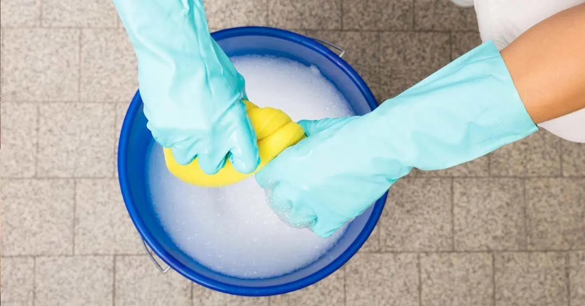 Adicione isso à água que você usa para limpar o chão, sua casa brilhará de limpeza