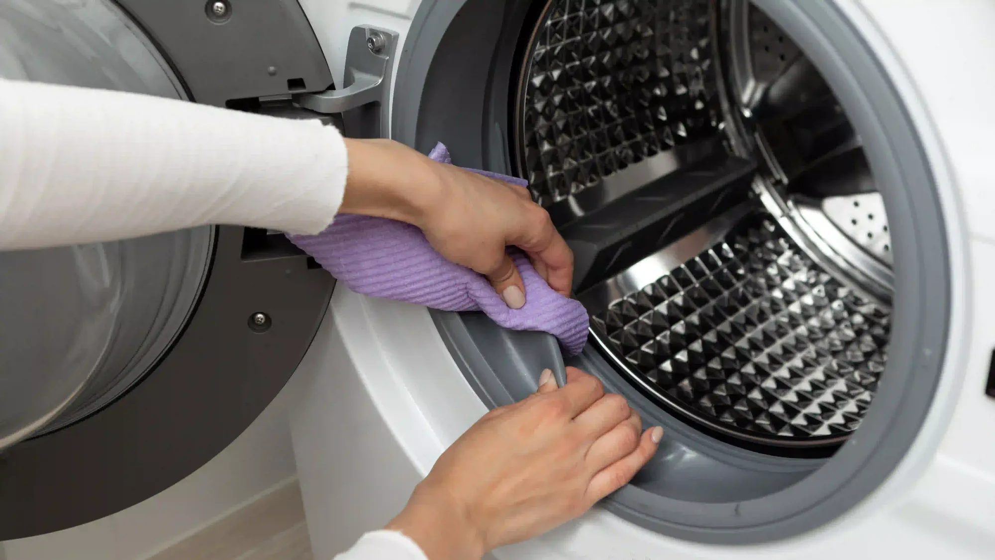 Limpeza mágica: máquina de lavar brilhando em 5 passos