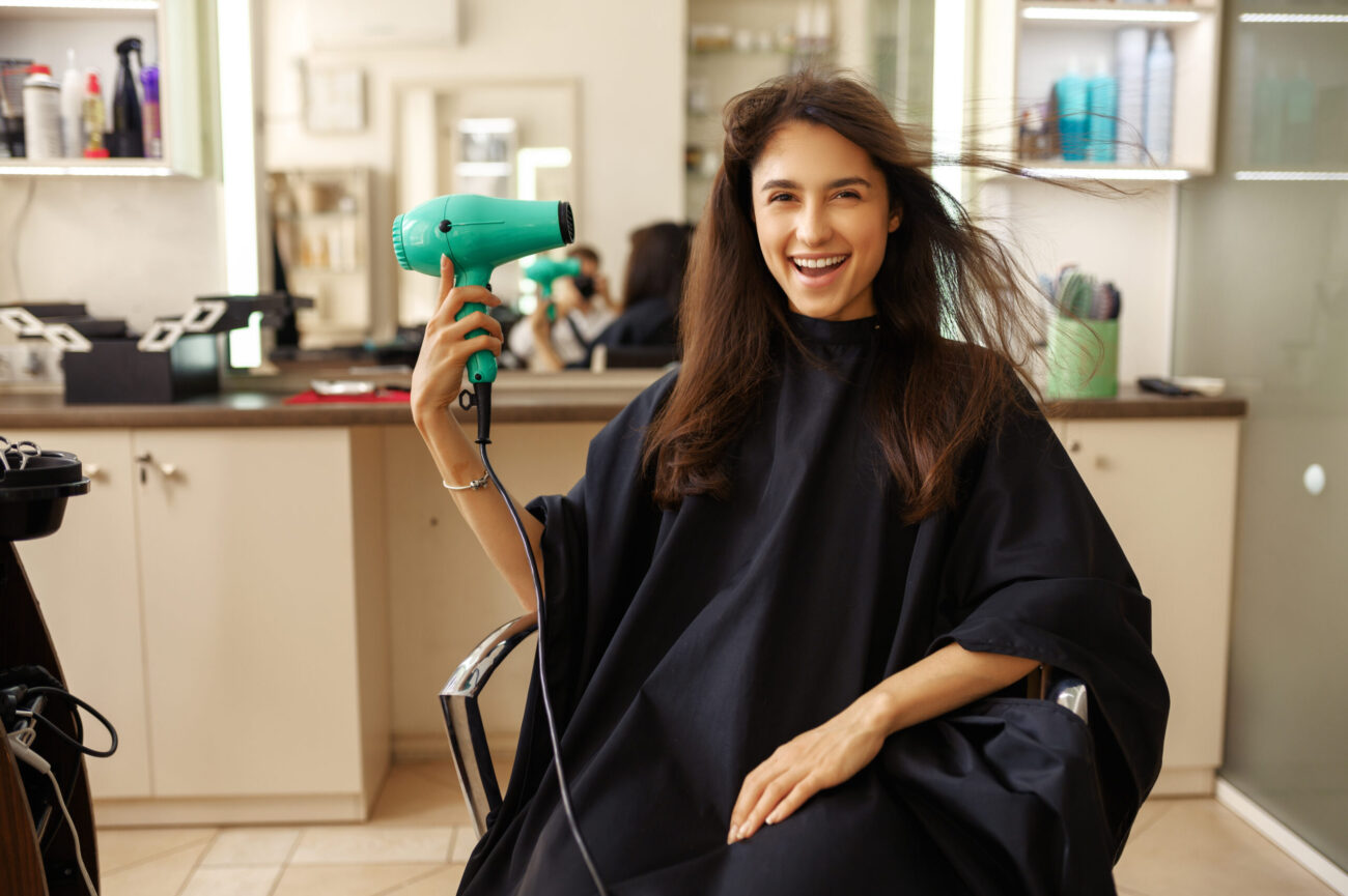 9 coisas que seu cabeleireiro deseja que você pare de fazer no salão