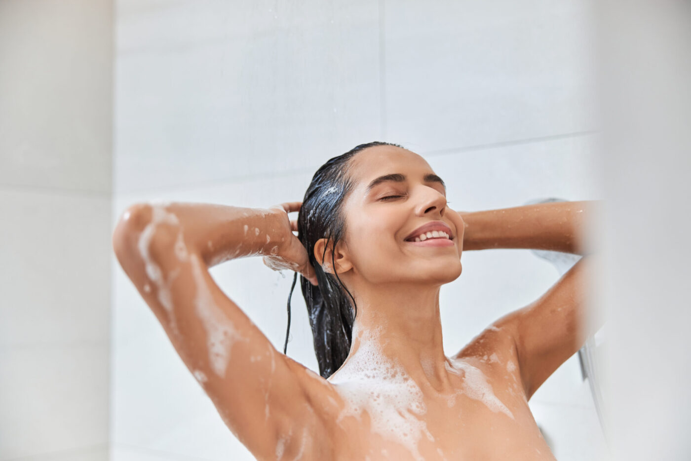 Shampoo no lugar do sabonete líquido: Dá certo?