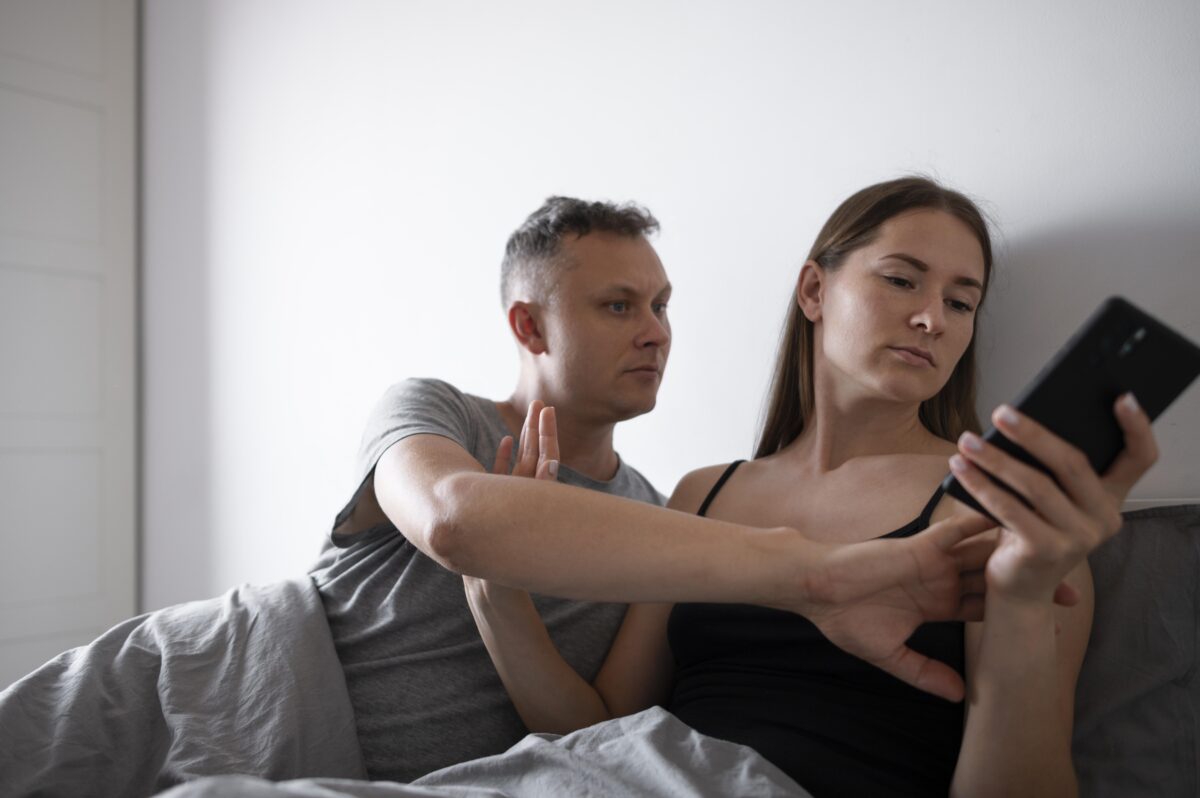 Como a infidelidade online afeta os relacionamentos