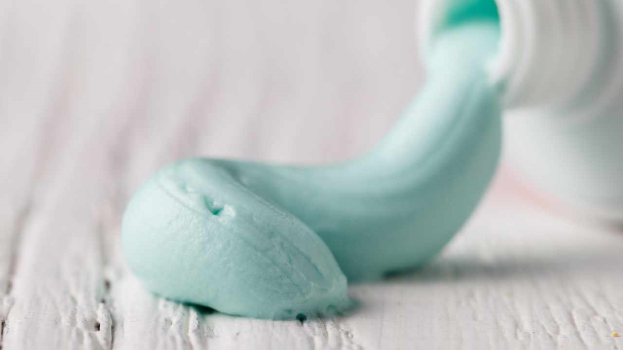 Pasta de dente congelada: o truque inesquecível para limpeza da casa