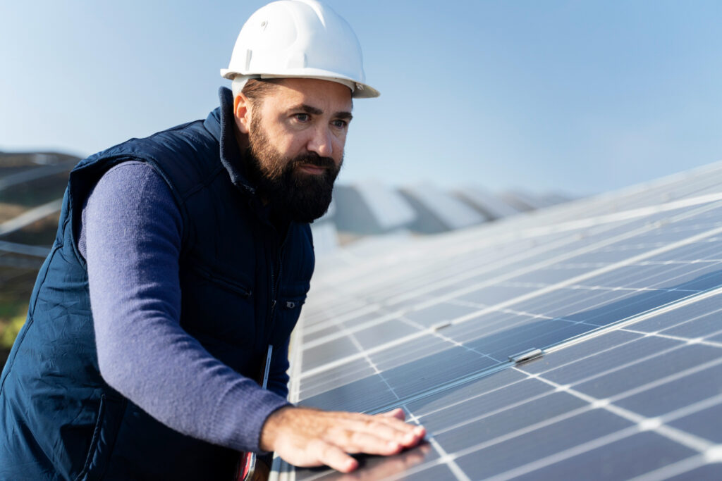 Como a carreira em instalação de energia solar pode mudar sua vida financeira