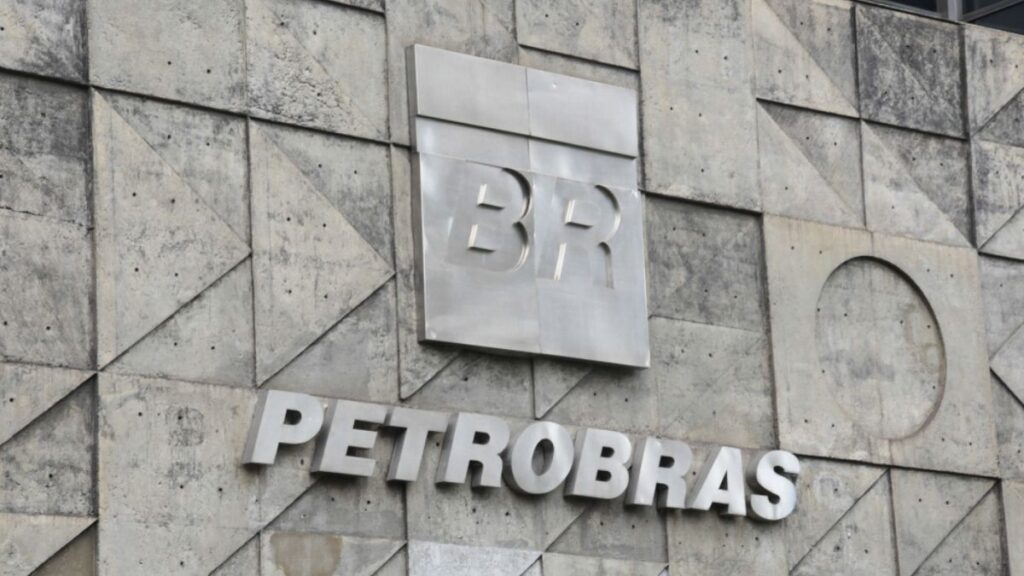 Petrobras enfrenta volatilidade no mercado de petróleo e reavalia preços dos combustíveis