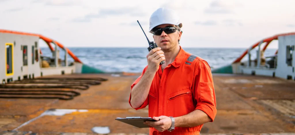 Descubra as melhores profissões a bordo de navios: como trabalhar no setor offshore sem curso técnico