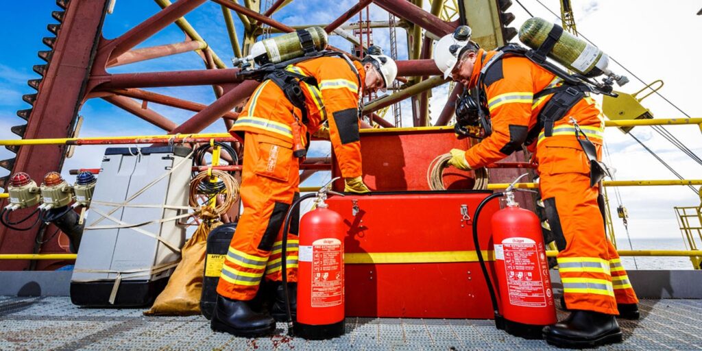 Bombeiro em plataformas de petróleo: funções, salários e como ingressar nessa carreira desafiadora