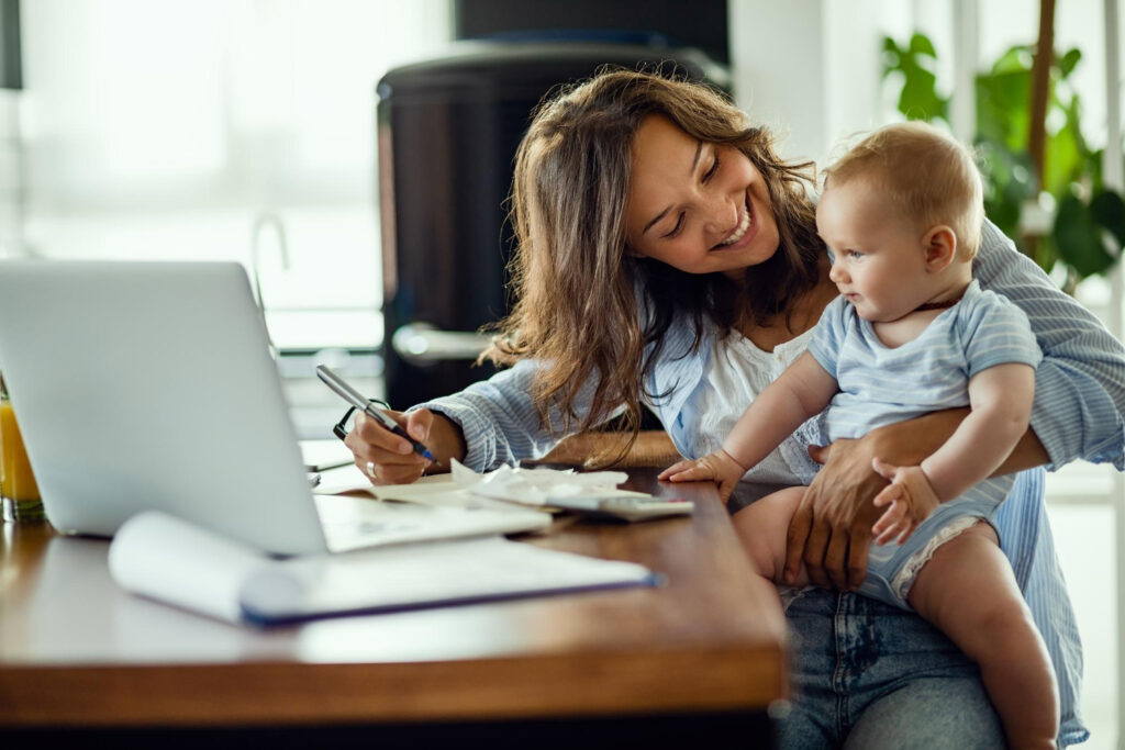 Trabalhe de casa com 10 opções de renda extra para mães modernas