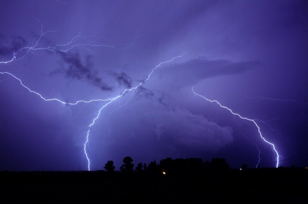 Tempestade devastadora causa blackout em São Paulo e deixa milhões sem energia