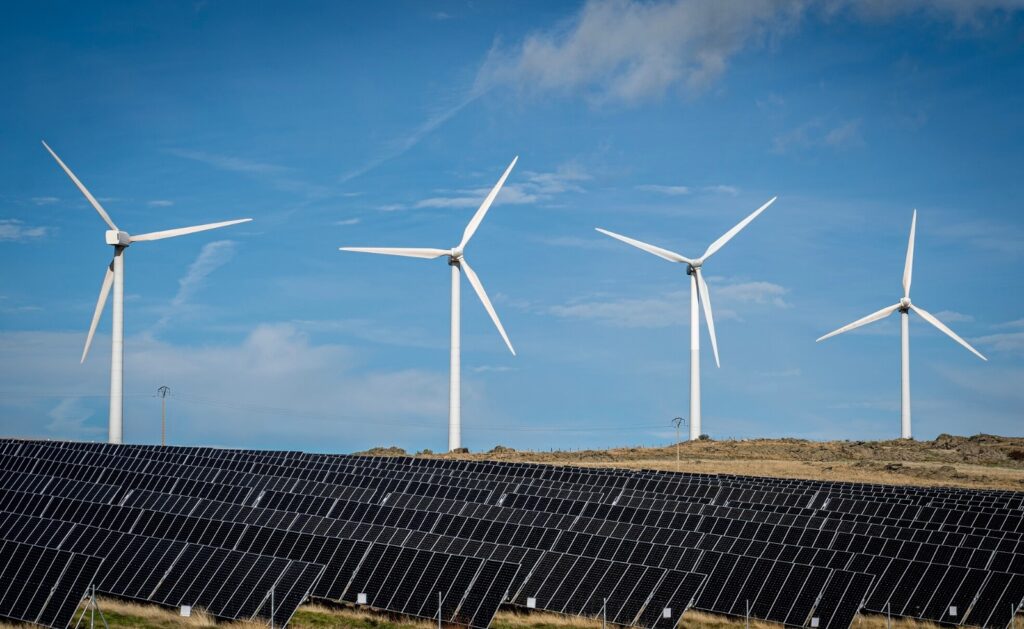 Contratos de energia na Espanha apostam em hibridização de eólica e solar para reduzir preços e garantir estabilidade