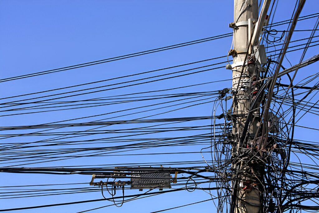 Furto de fios de energia provoca apagão em Criciúma e deixa suspeito gravemente ferido