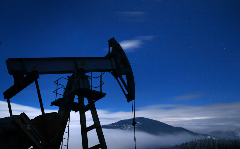 Aumento de estoques nos EUA faz petróleo cair, mas conflitos e furacão mantêm mercado em alerta