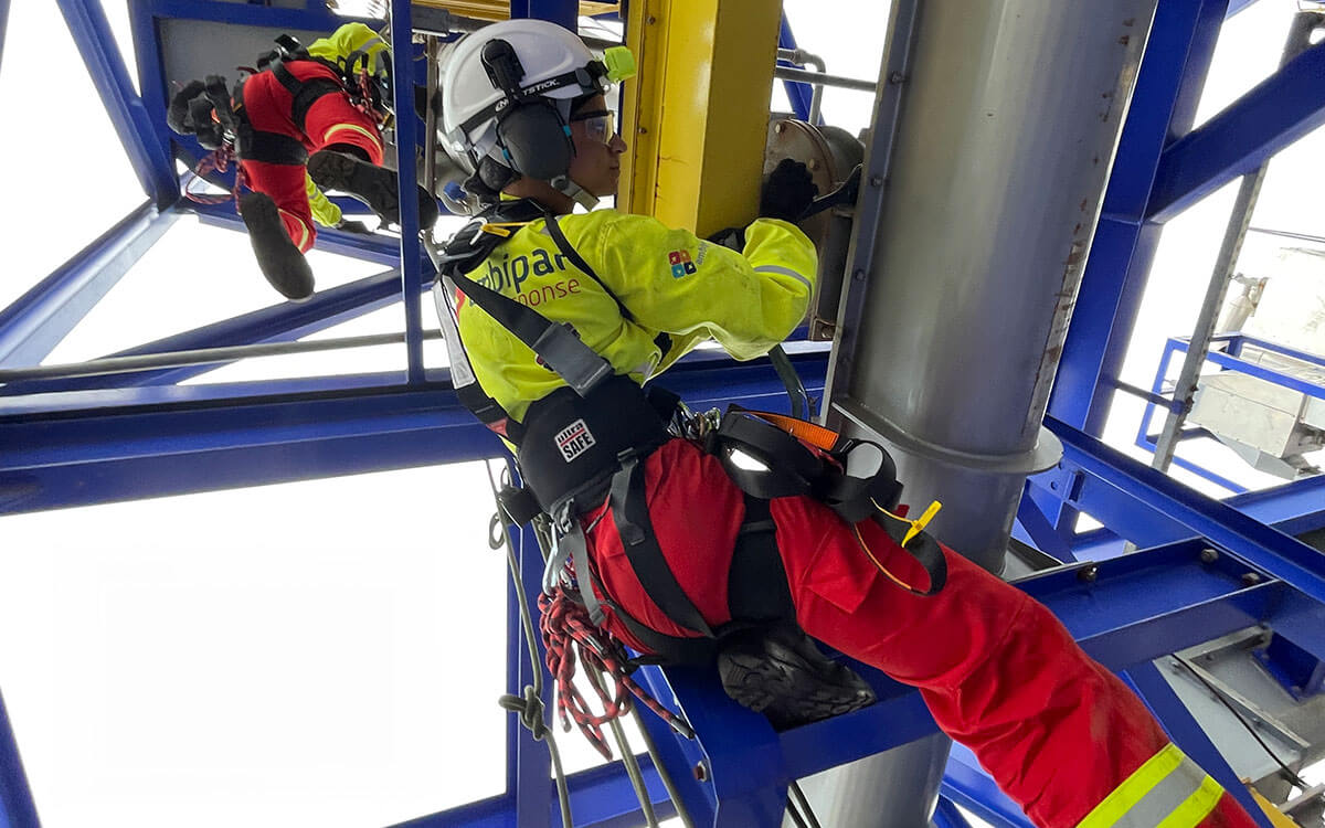 Alpinista industrial nos Estados Unidos pode ganhar alto salário com acesso por cordas